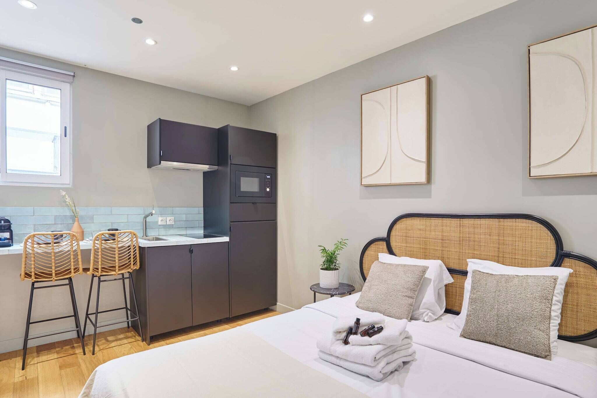 Schreibtisch, Bügeleisen/Bügelbrett, Bettwäsche