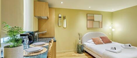 Bureau, fer et planche à repasser, draps fournis