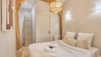 4 chambres, bureau, fer et planche à repasser, draps fournis