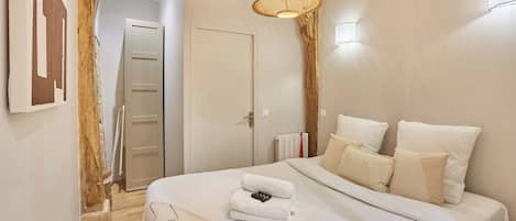 2 slaapkamers, een bureau, een strijkplank/strijkijzer, beddengoed