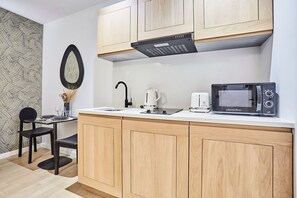 Fridge, microwave, stovetop, coffee/tea maker - Superb Studio in the Center of Paris/Opera (Paris)