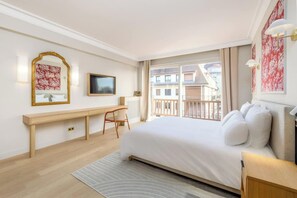 3 slaapkamers, een bureau, een strijkplank/strijkijzer, reisbedje