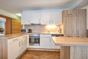 Frigorífico, microondas, horno y placa de cocina