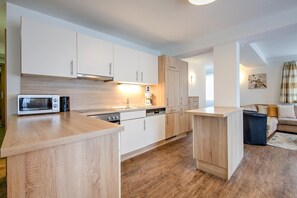 Fridge, microwave, oven, stovetop - Ski-In/Ski-Out Brunner Apartment Top 2 (Wildschönau)