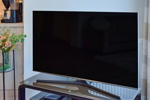 Una Smart TV, un reproductor de DVD, un reproductor estéreo