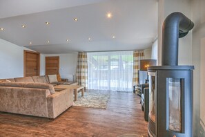 Smart-TV, Kamin, DVD-Player, Stereoanlage