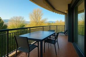 Outdoor dining - Apartment for 4, pool, AC, Wi-Fi, parking, 300m from the beach (Mandelieu-la-Napoule)