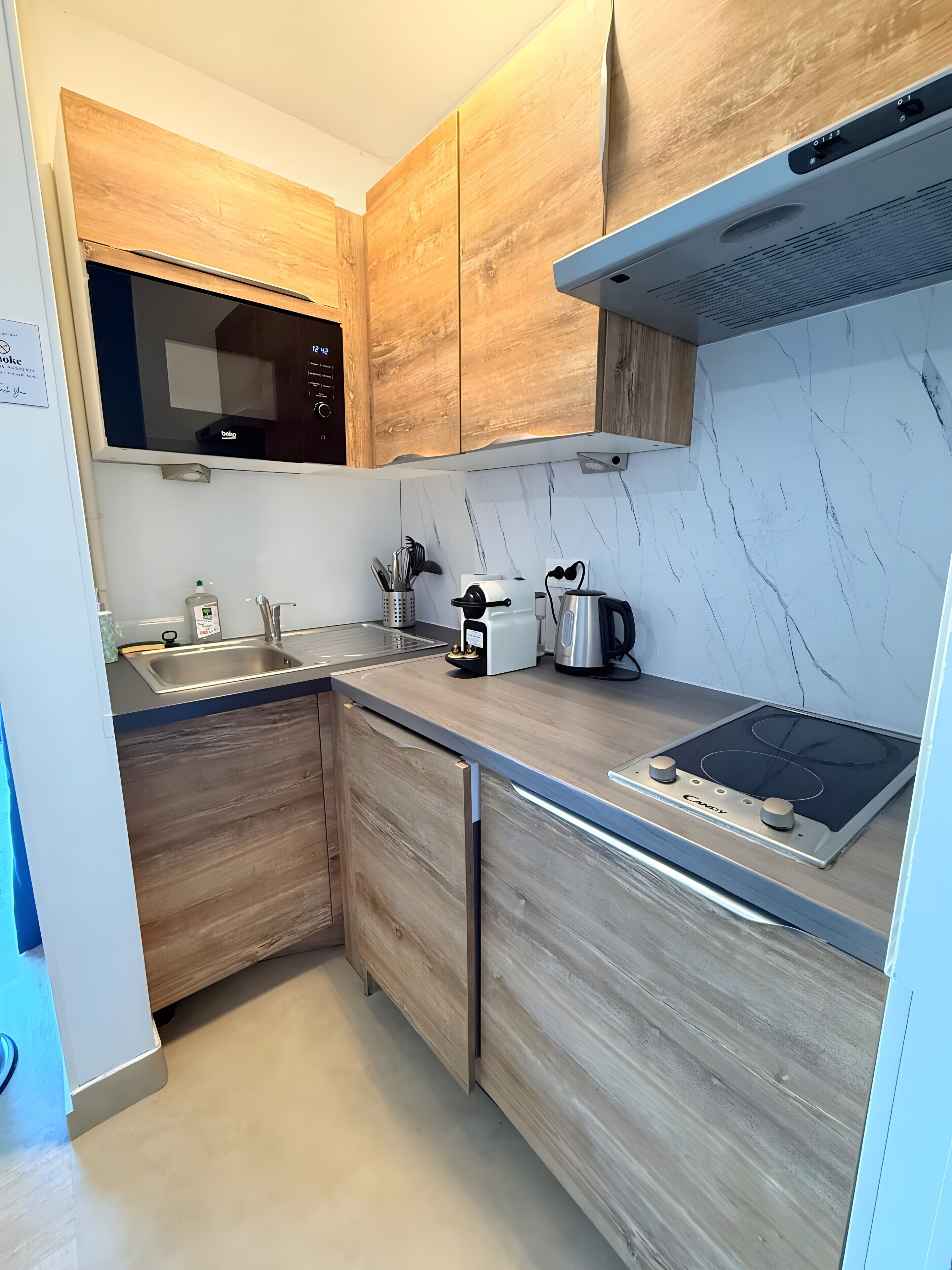 Een koelkast, een microgolfoven, een kookplaat, een vaatwasser