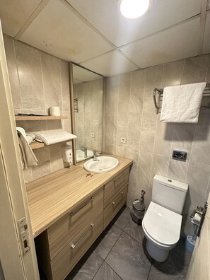 Basic Studio, City View | Bilik Mandi | Pancuran mandi, kelengkapan dandanan diri percuma, pengering rambut 