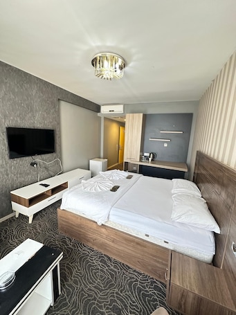 Basic Studio, City View | In-room safe, free WiFi