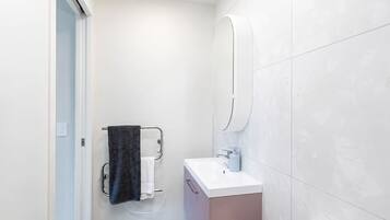 Een douche, een haardroger, handdoeken