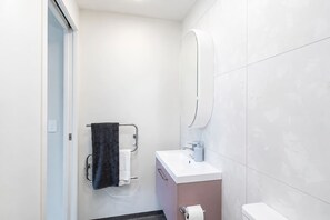 Shower, hair dryer, towels - Petone Studio | Balcony + Full Kitchen (Lower Hutt)