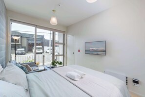 1 bedroom, iron/ironing board, WiFi, bed sheets - Petone City Studio with Balcony (Lower Hutt)
