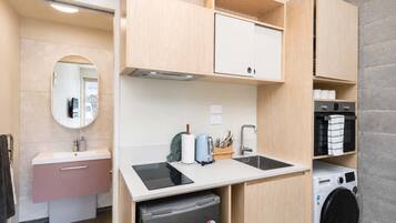 Cafetière-théière, four à micro-ondes, un four, surface de cuisson