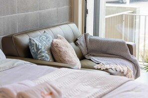 1 bedroom, iron/ironing board, WiFi, bed sheets - Petone City Studio with Balcony (Lower Hutt)