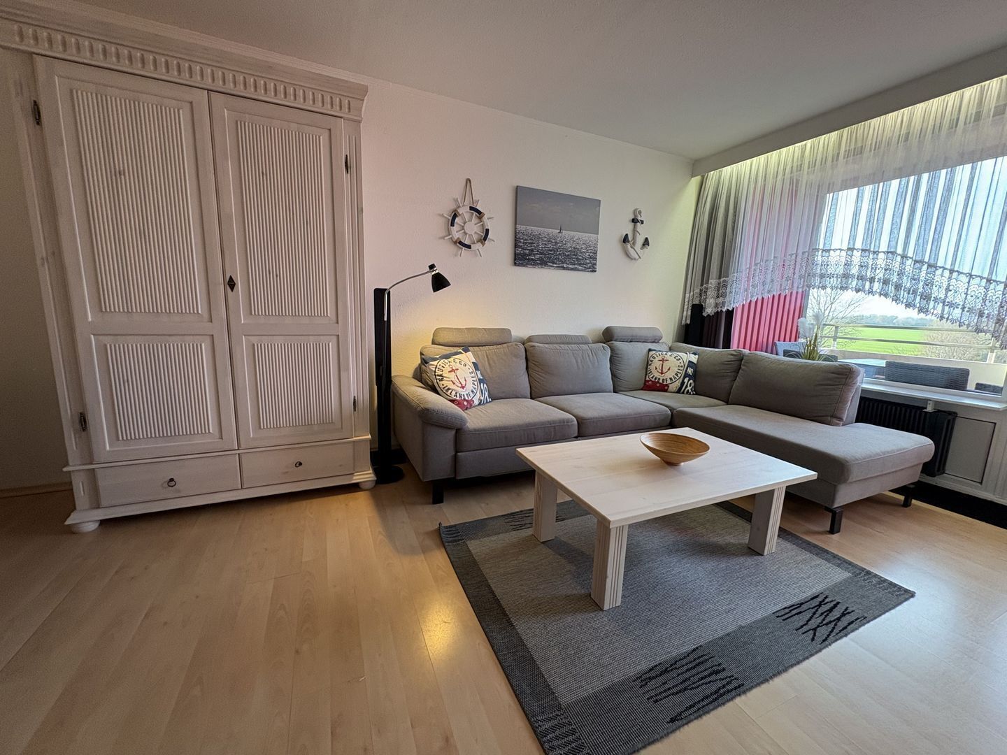 Televisión, reproductor de DVD, mesa de ping pong, estéreo