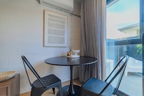 Dining - Sherborne Courtyard Retreat 1br with Parking (Christchurch)