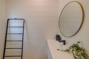 Interior - Sherborne Courtyard Retreat 1br with Parking (Christchurch)
