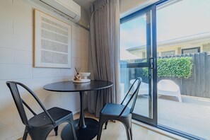 Dining - Sherborne Courtyard Retreat 1br with Parking (Christchurch)