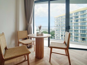 비즈니스 스튜디오, 더블침대 2개, 산 전망 | 이집트산 면 시트, 고급 침구, 메모리폼 침대, 무료 미니바 품목
