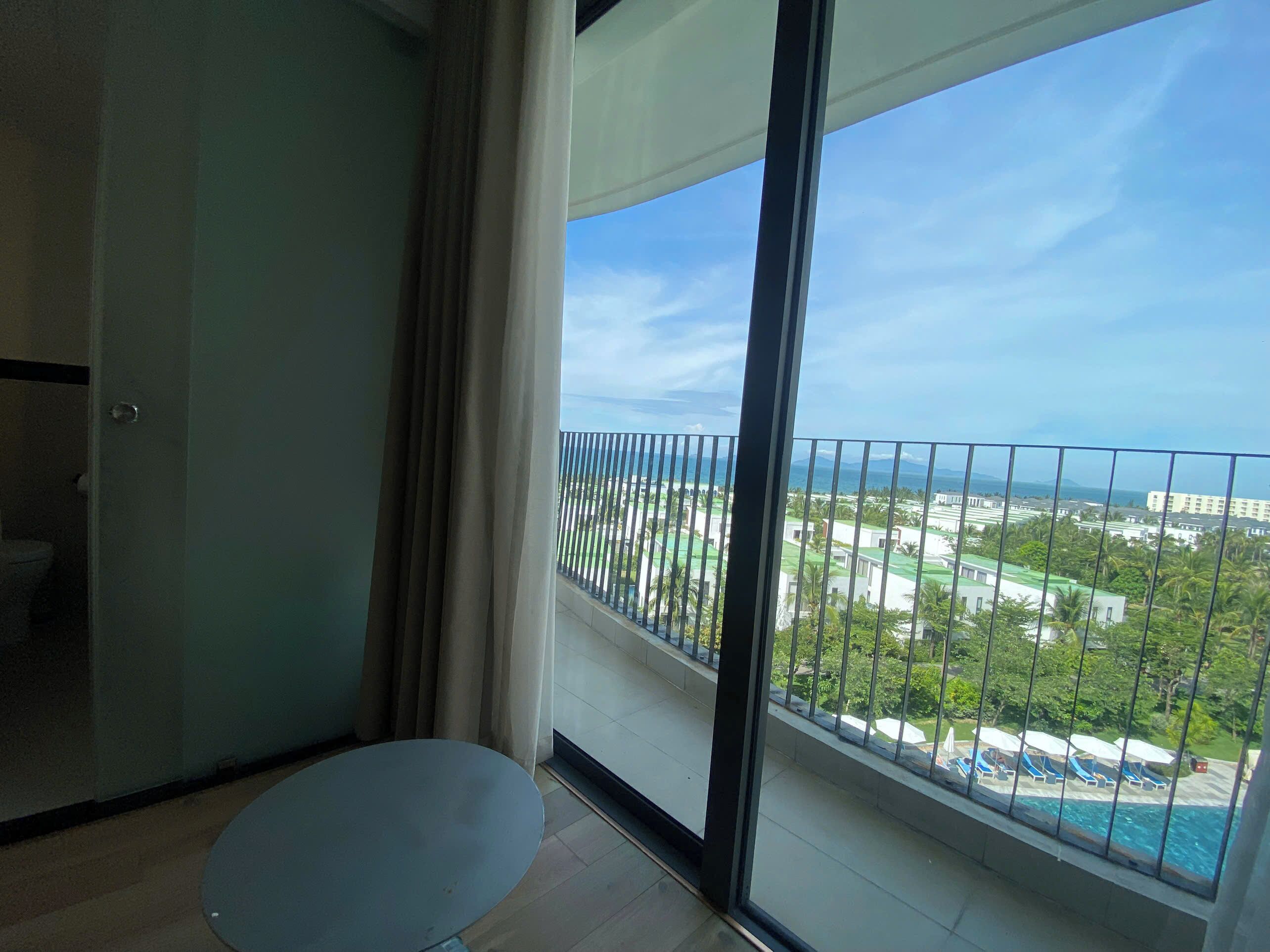 Un balcón con vista a una piscina y edificios.