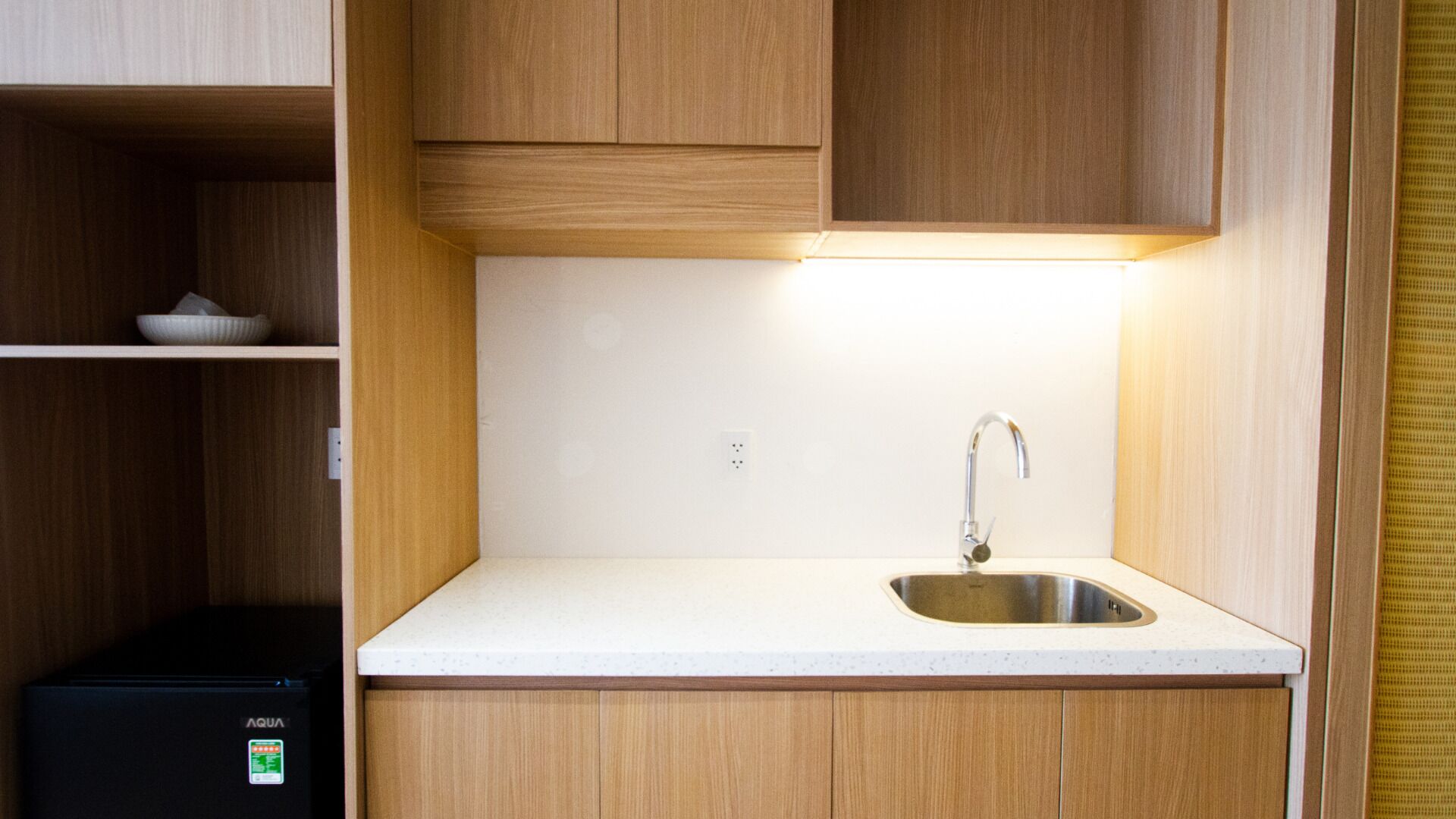 Business Studio, 1 King Bed | Private kitchenette | Fridge, stovetop, electric kettle, highchair