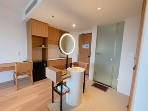 60 inci sebuah televisyen pintar dengan satelit, pendiangan, Netflix