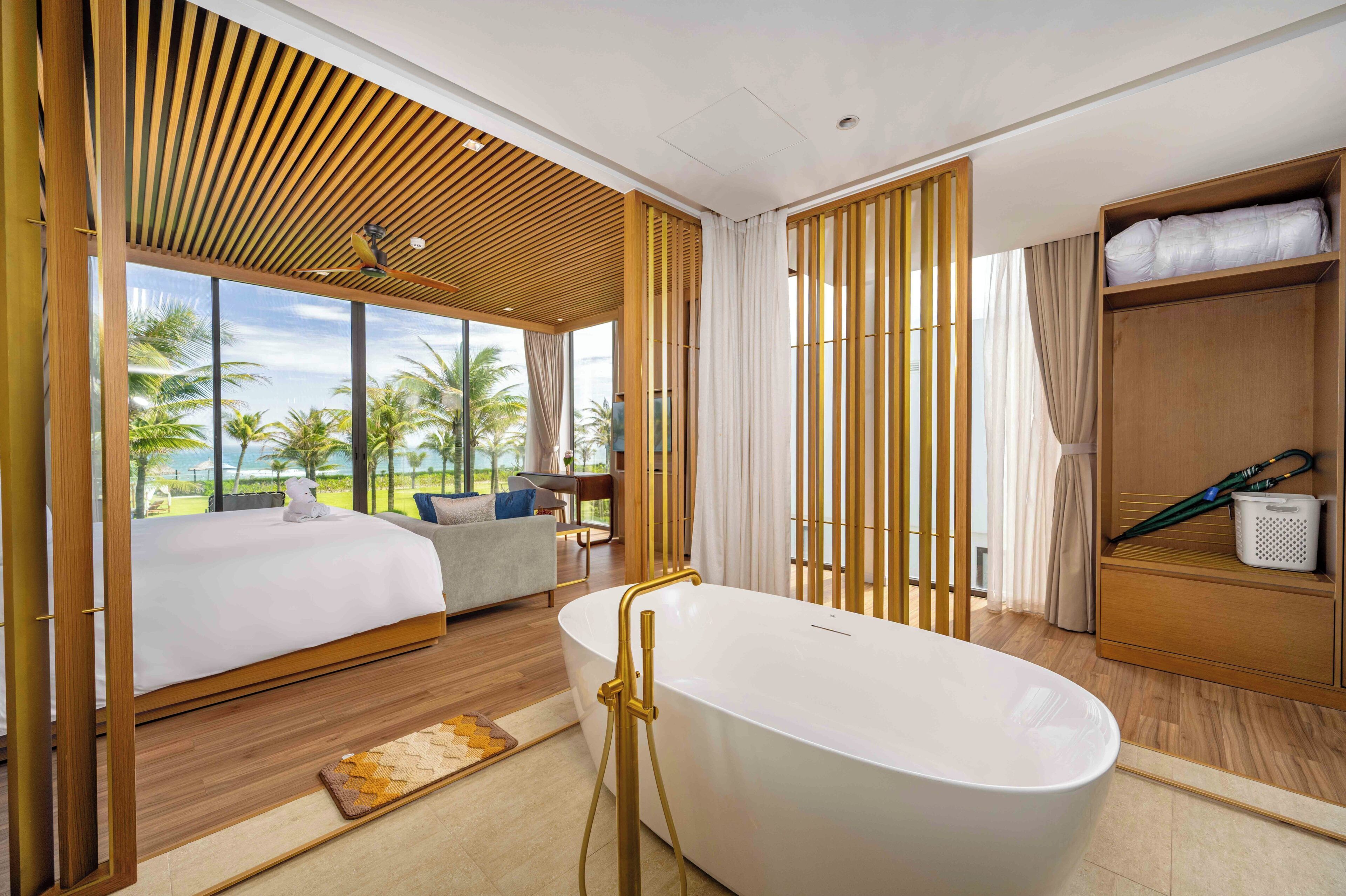 Vila Khas, pemandangan laut | Kamar mandi | Perlengkapan mandi desainer, pengering rambut, jubah mandi, dan sandal