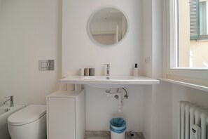 Shower, hair dryer, bidet, towels - Luxury Suite | Spacious in the Heart of Como (Como)