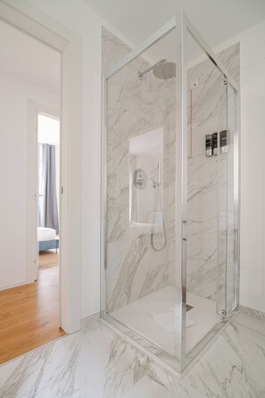 Douche, séchoir à cheveux, bidet, serviettes fournies