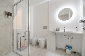 Shower, hair dryer, bidet, towels - Luxury Suite | Spacious in the Heart of Como (Como)
