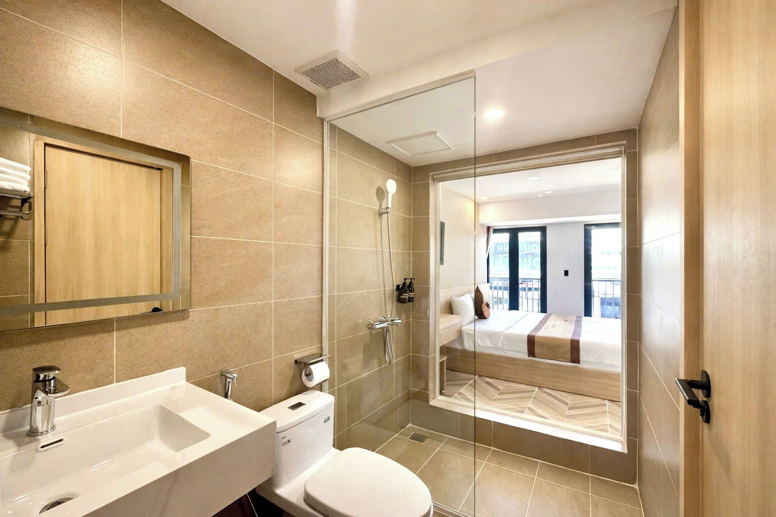 Chambre Familiale, balcon, vue ville | Salle de bain | Douche, sèche-cheveux, chaussons, serviettes fournies