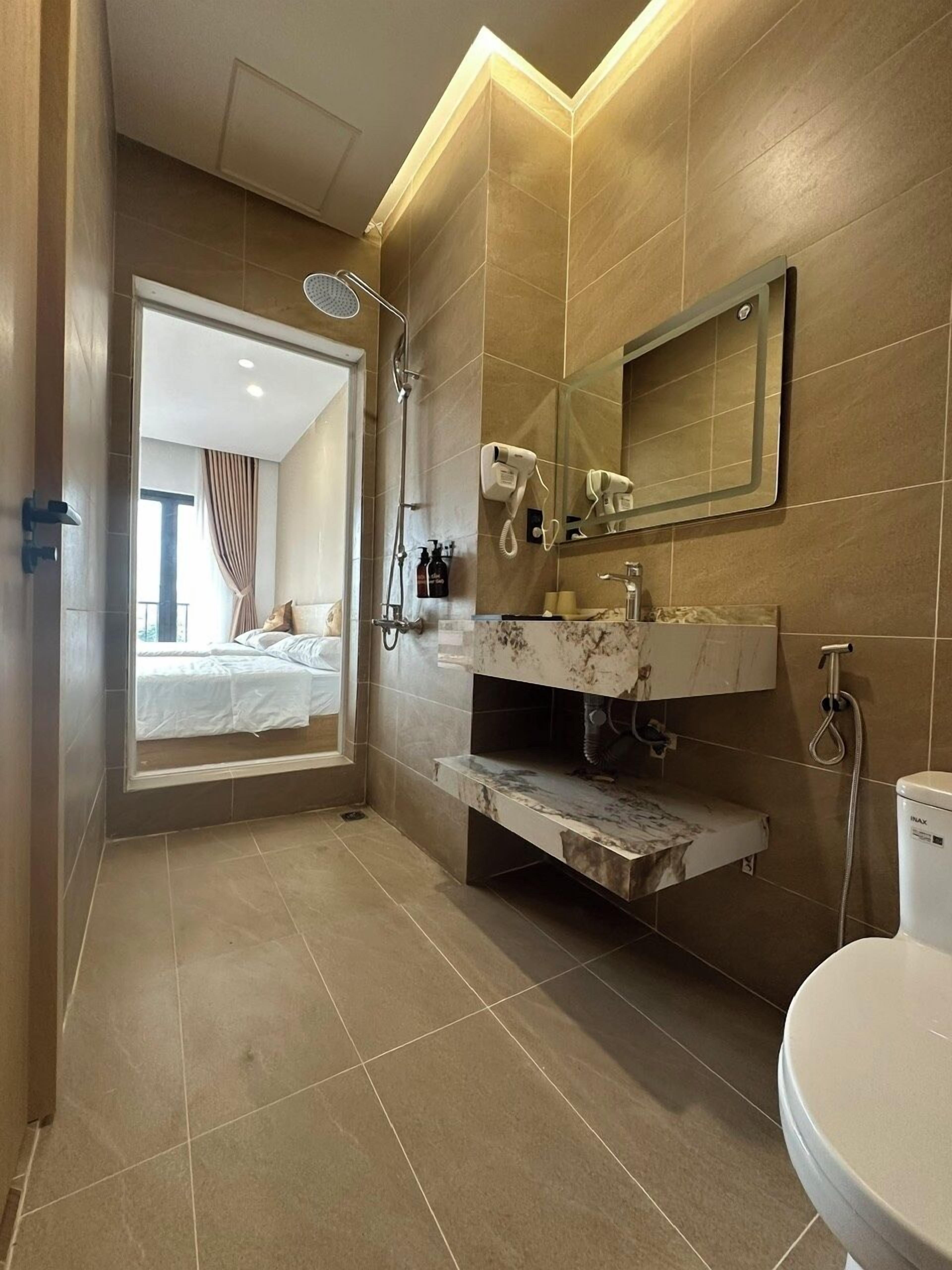 Kamar Double atau Twin Basic | Kamar mandi | Shower, pengering rambut, sandal, dan handuk