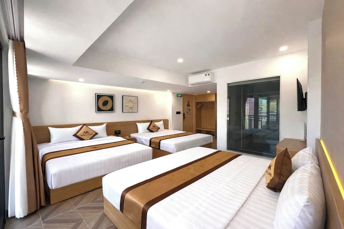 Chambre Familiale, vue ville | Minibar, fer et planche à repasser, Wi-Fi gratuit, draps fournis