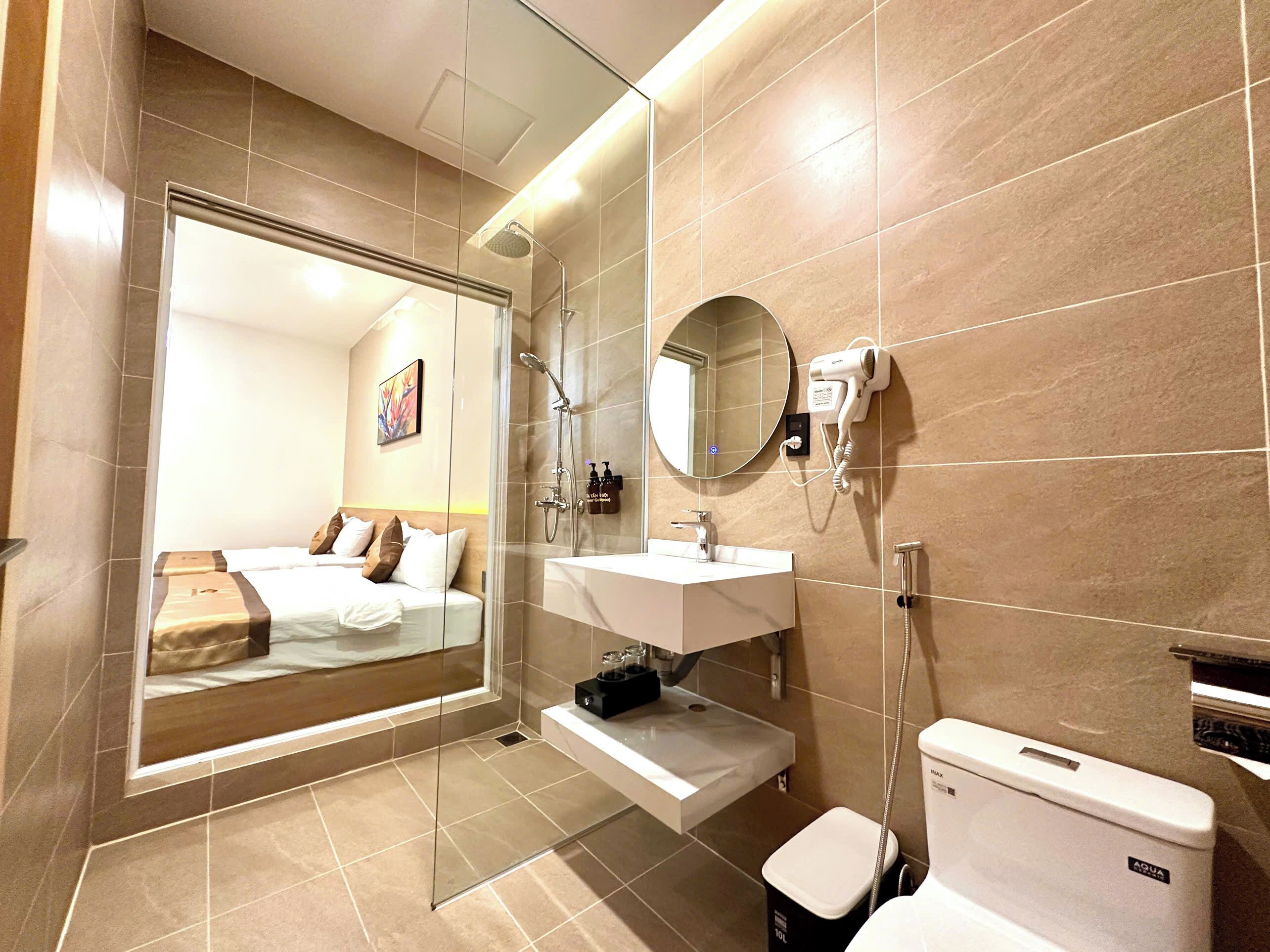 Deluxe Twin Room | Bathroom | Shower, hair dryer, slippers, towels