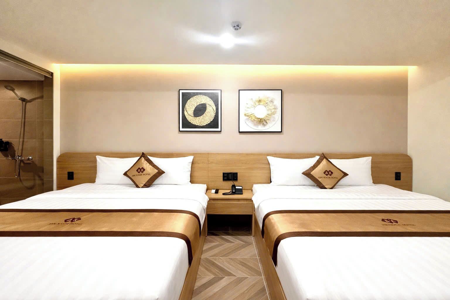 Ein Hotelzimmer mit zwei Betten, einer Dusche und einem Nachttisch mit Telefon.