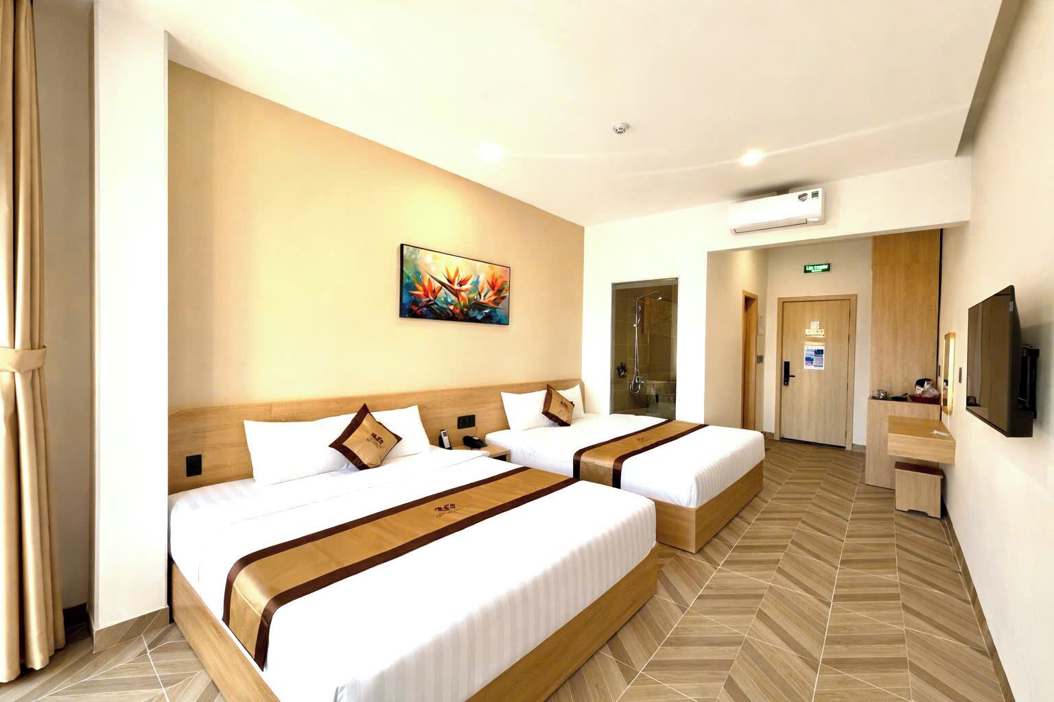 Habitación Deluxe con 2 camas individuales, balcón, vistas a la ciudad | Minibar, tabla de planchar con plancha, wifi gratis y ropa de cama