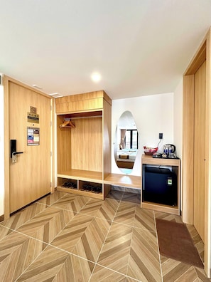 Chambre Familiale, vue ville | Minibar, fer et planche à repasser, Wi-Fi gratuit, draps fournis