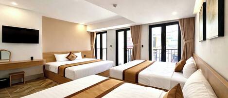 Quarto família, sacada, vista para a cidade | Frigobar, quartos à prova de som, ferros/tábuas de passar roupa