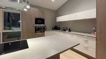 Frigorifero, microonde, forno, piano cottura