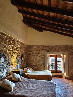 WiFi, bed sheets - Antic Can Poi: Medieval masía with modern comfort in La Garriga (La Garriga)