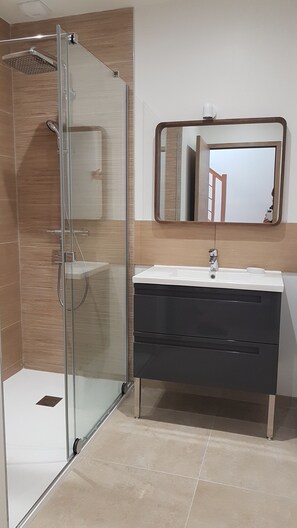 Secadora de cabello, jabón, papel de baño 