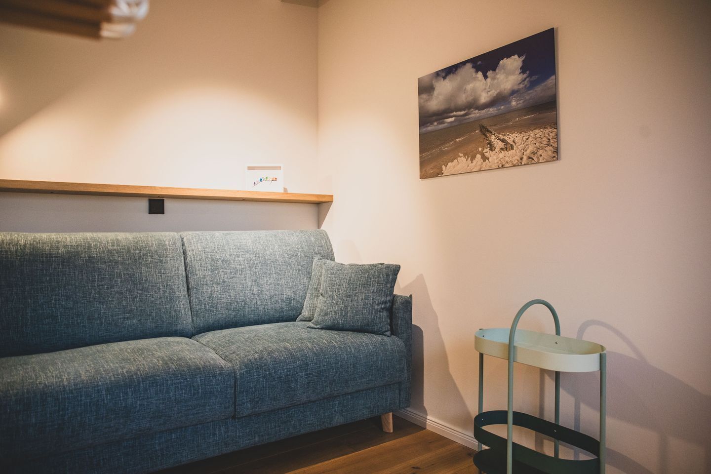 Una televisión, una mesa de tenis de mesa, un reproductor estéreo