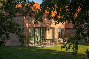 Outdoor dining - Hinnerk's Huus, a gem between fresh and salt water - Gulfhof Wangermeer (Wangerland)