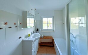 Shower, hair dryer, towels - Vacation apartment Guder - top for families without a car - Large vacation apartment, with (Binz)