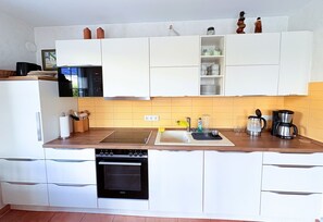 Fridge, microwave, oven, stovetop - Vacation apartment Guder - top for families without a car - Large vacation apartment, with (Binz)