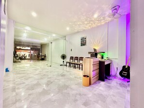 المنشأة من الداخل