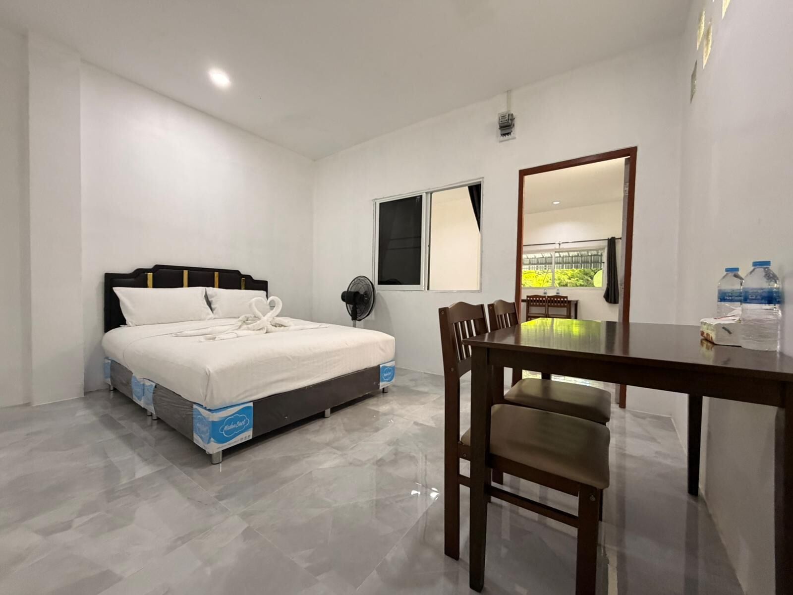 ファミリー ルーム | 客室内のダイニングエリア