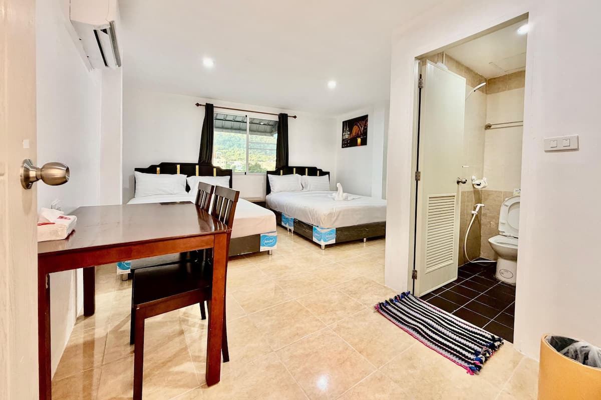 Habitación cuádruple, vista a la ciudad | Escritorio y wifi gratis