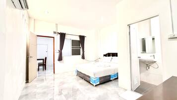 Family Room | Desk, free WiFi